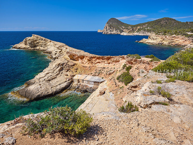 Punta Galera，风景优美的海湾，清澈的海水和色彩斑斓的悬崖，西班牙伊比沙岛